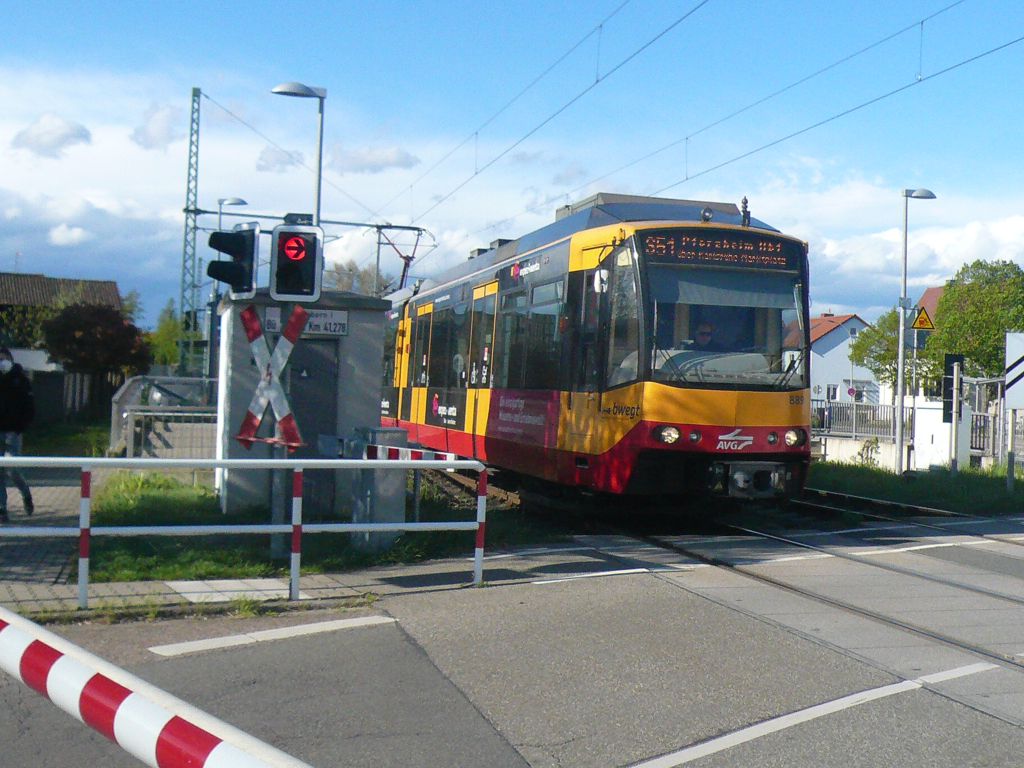 Stadtbahn Karlsruhe am Bahnübergang in Rheinzabern